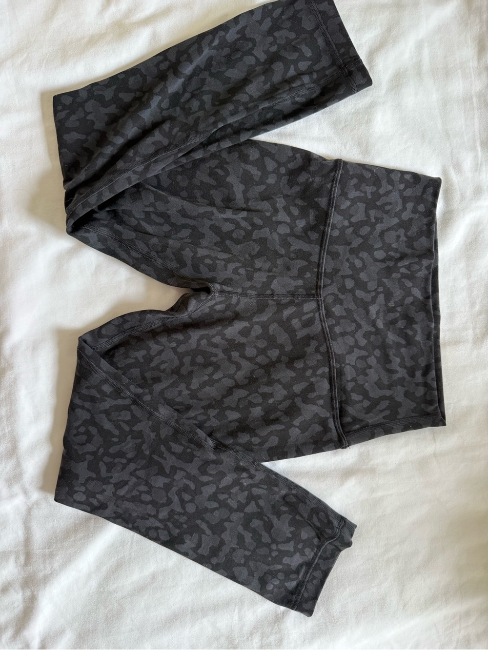 Lululemon High-Rise Black Grey Camo Leggings cropped size 4 - Picture 3 of 4